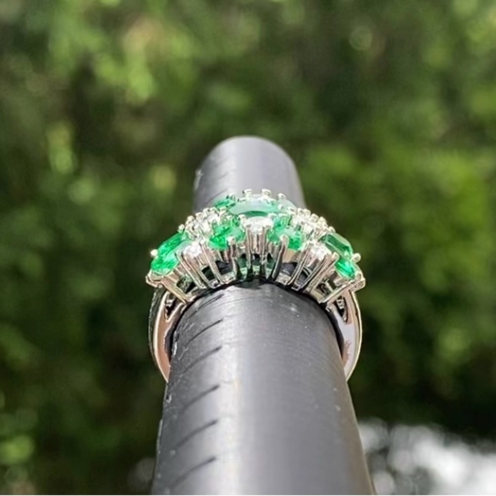 Cocktail Ring Flashes with Emerald Green and Clear Crystals - Picture 3 of 8